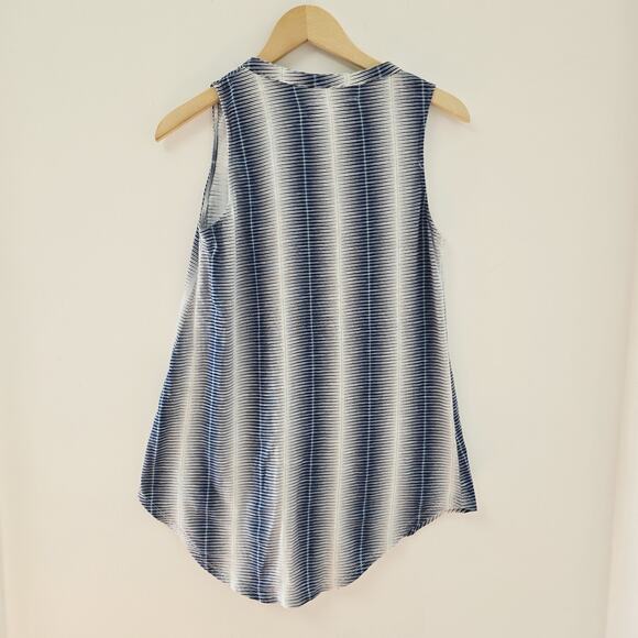 Carve Designs Top Medium Womens Middleton Sleeveless Button Front Blue V-neck - Picture 3 of 9